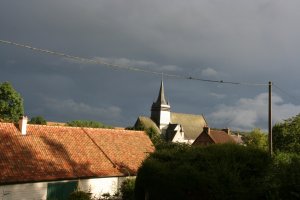 uitzicht op de kerk na een hevige bui